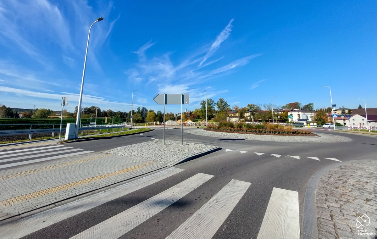 Przebudowany układ drogowy. Nowe rondo obsadzone zielenią.