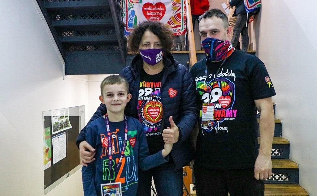 Starosta Barbara Bandoła z szefem sztabu powiatowego i małym wolontariuszem