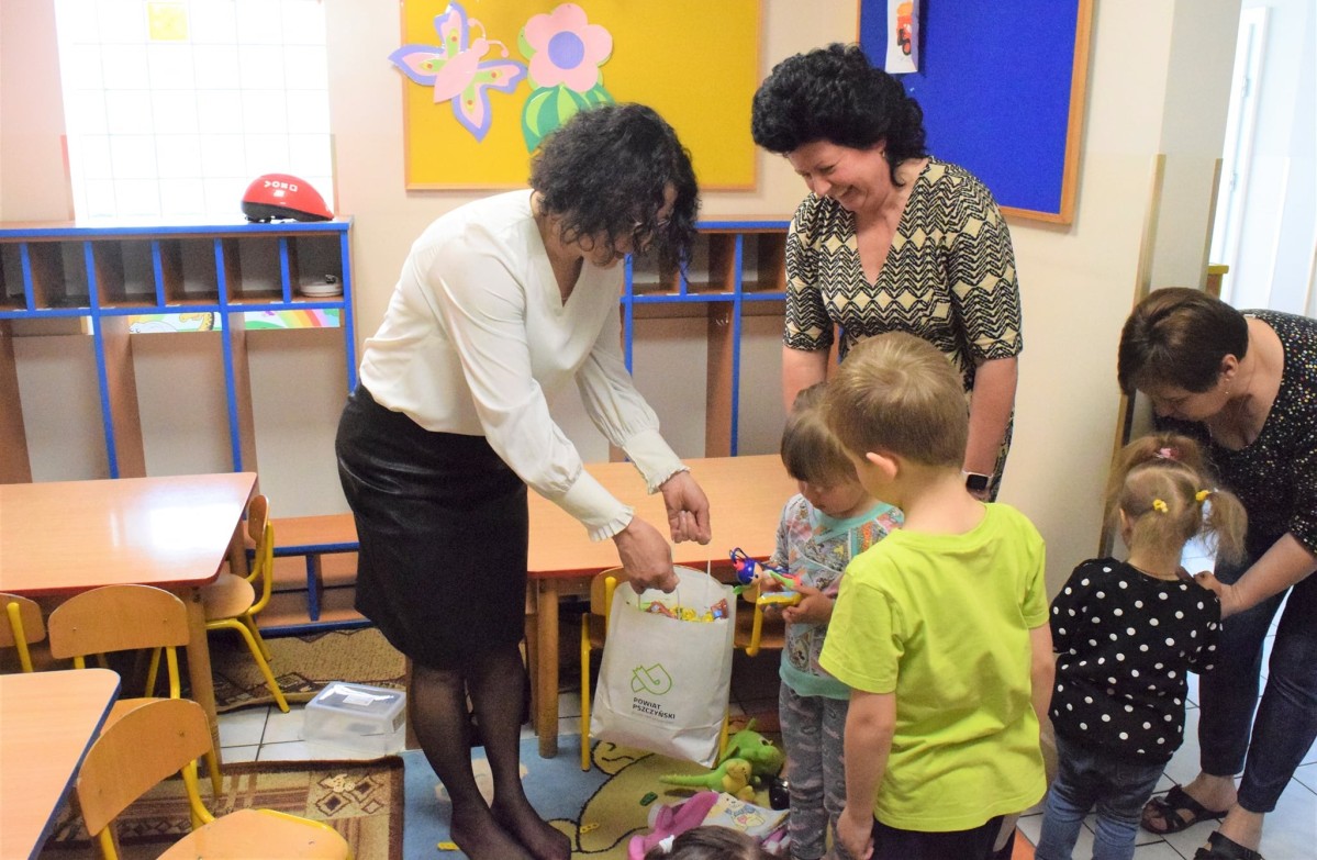 Starosta i wójt Goczałkowic spotykają się z dziecmi i kobietami z Ukrainy. Starosta częstuje dzieci słodyczami