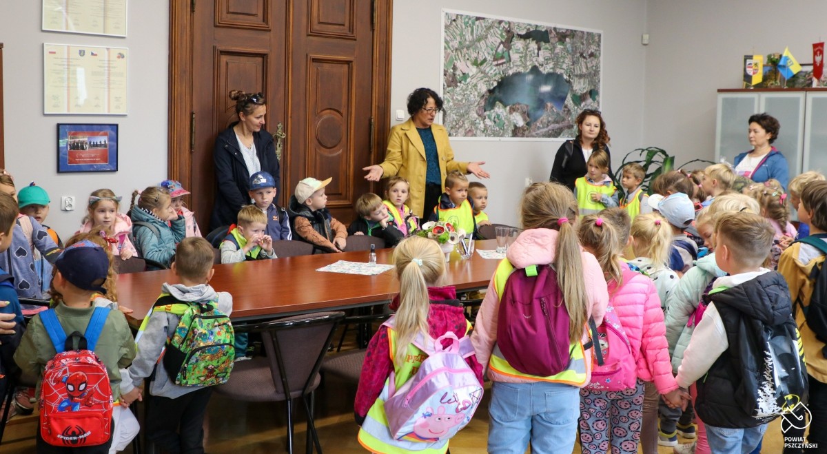 Przedszkolaki w gabinecie starosty.