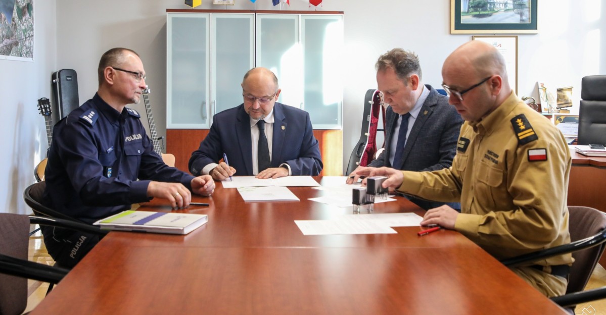 Starosta, wicestarosta oraz komendaci policji i straży pożarnej podpisują umowy w gabinecie starosty