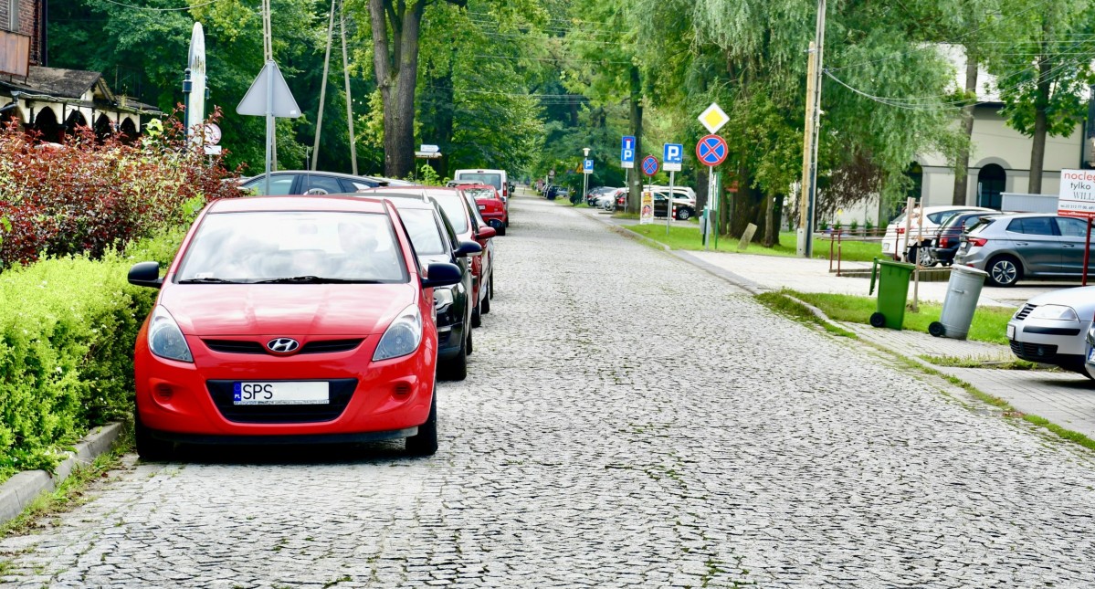 Samochody zaparkowane wzdłuż ul. Uzdrowiskowej