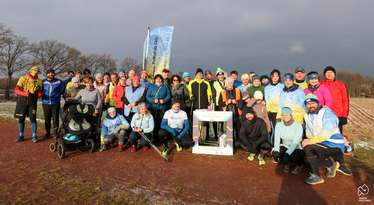 Grupa uczestników 70. parkrun w Woli na wspólnym zdjęciu