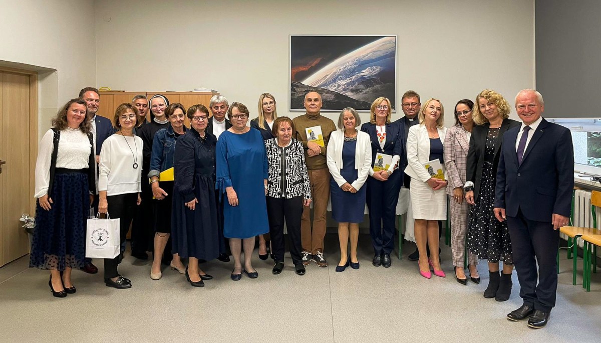 Uczestnicy konferencji we wspólnym zdjęciu w sali w PZS nr 2 w Pszczynie.