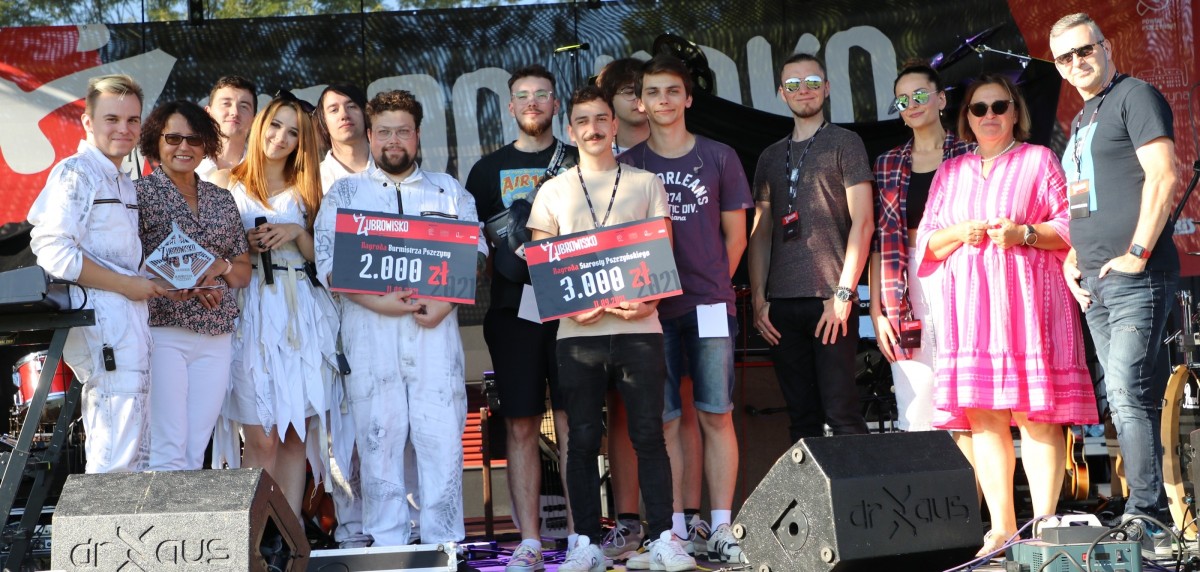 Na scenie ustawionej w plenerze stoją laureaci przeglądu zespołów muzycznych: Zespoły Misscore oraz VHS, jury i władze powiatu i gminy.