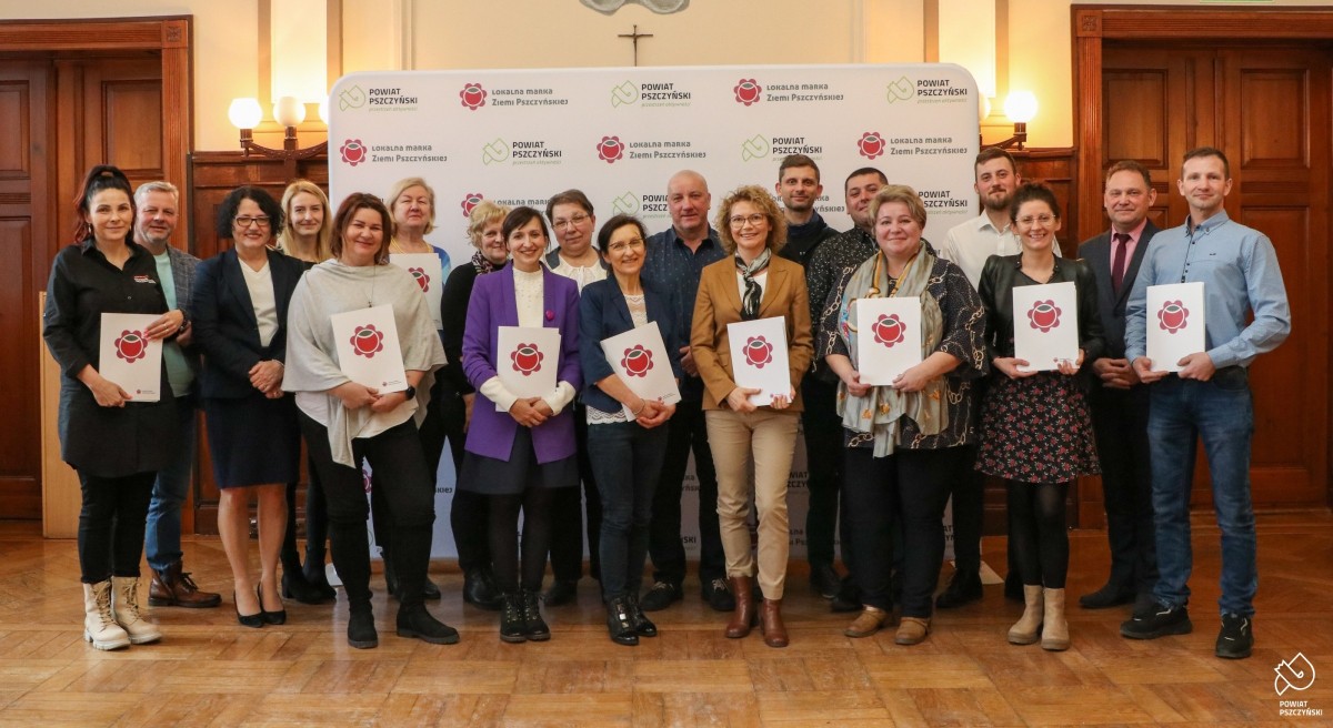 Producenci wyróznieni certyfikatem oraz włodarze powiatu pszczyńskiego