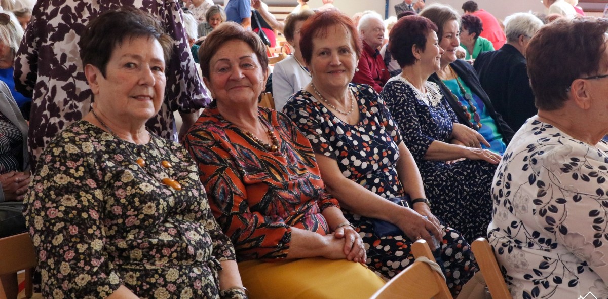 W auli szkolnej siedzą absolwenci dawnego liceum pedagogicznego