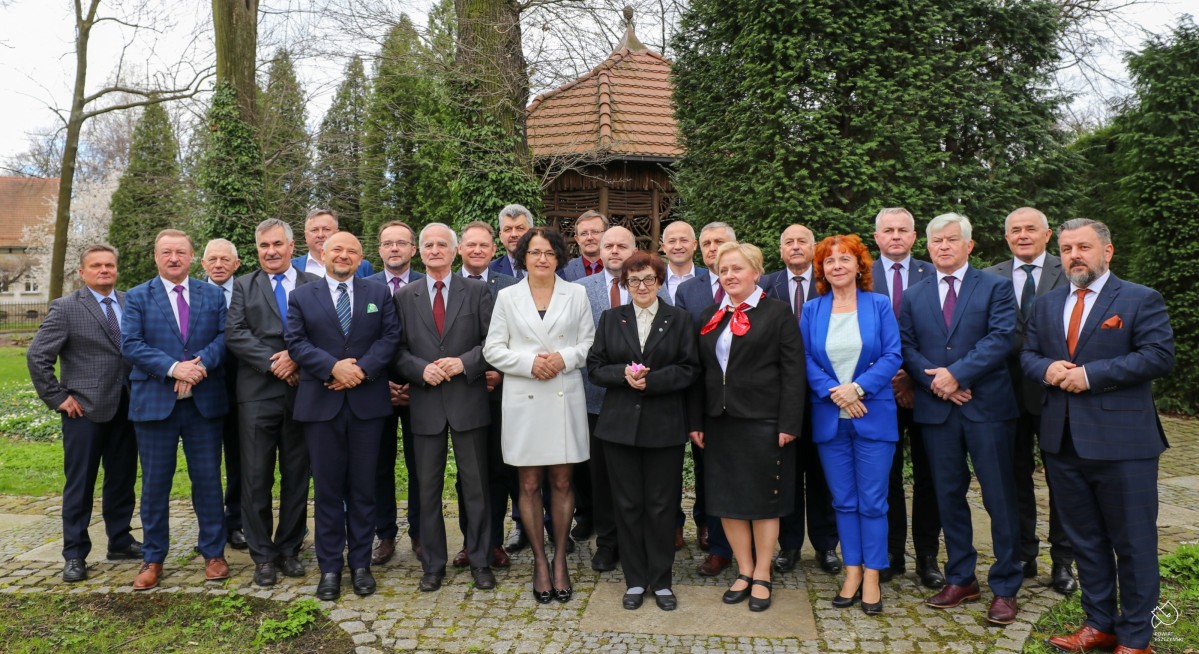 Radni powiatowi kadencji 2018-2024 pozują w ogrodzie sarostwa na pamiątkowym zdjęciu