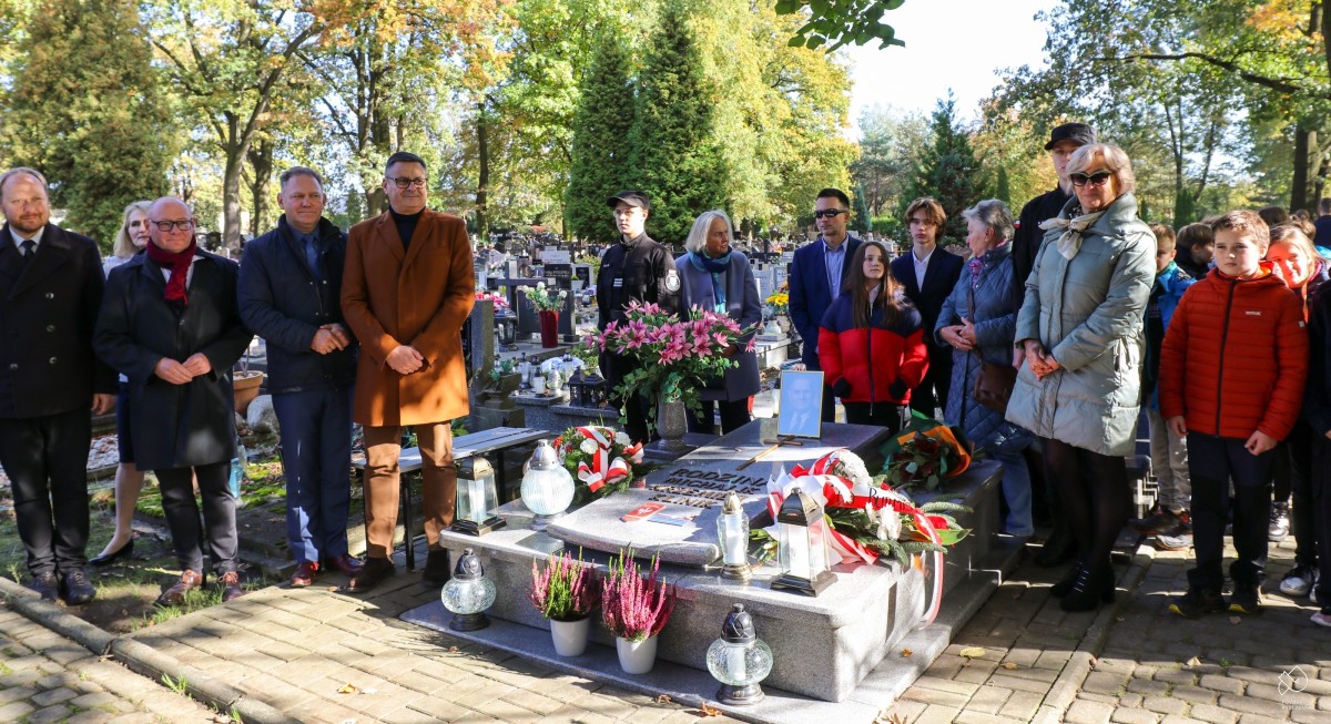 Uczestnicy uroczystości stoją przy grobie Stanisława Michalika