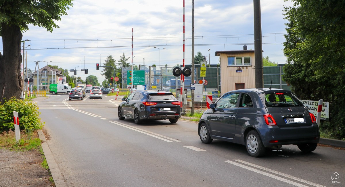 Przejazd kolejowy na ul. Bieruńskiej. Samochody osobowe czekają przed wjazdem na tory