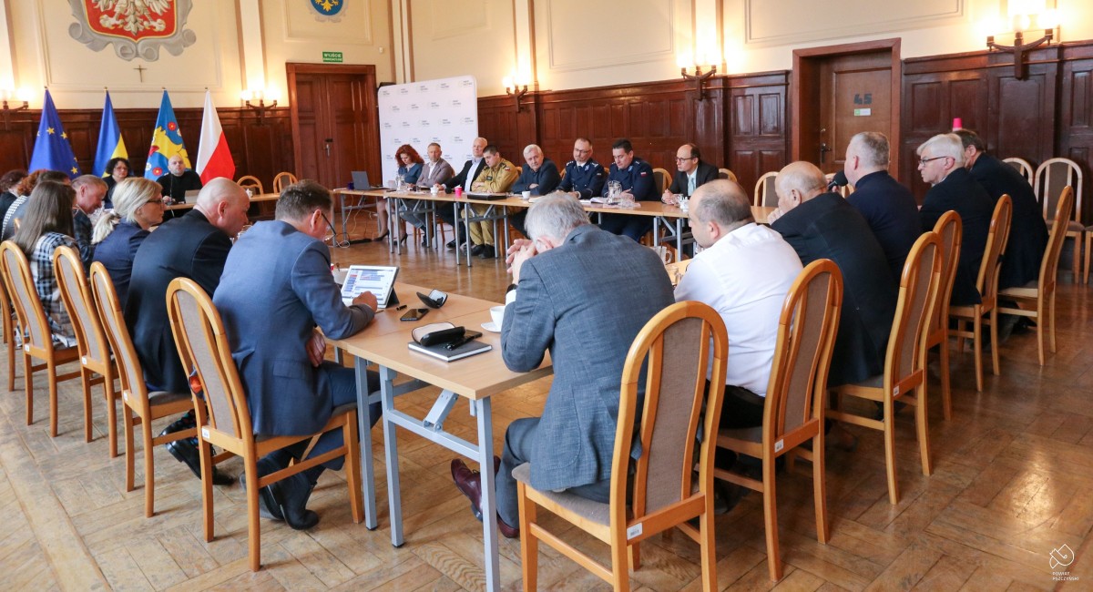 Członkowie komisji bezpieczeństwa oraz radni komisji rady powiatu siedzą za stołem w sali sesyjnej starostwa