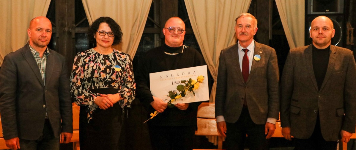 Przedstawiciel grupy Take Team ze starostą, Grzegorzem Nogłym i członkami kapituły konkursowej.