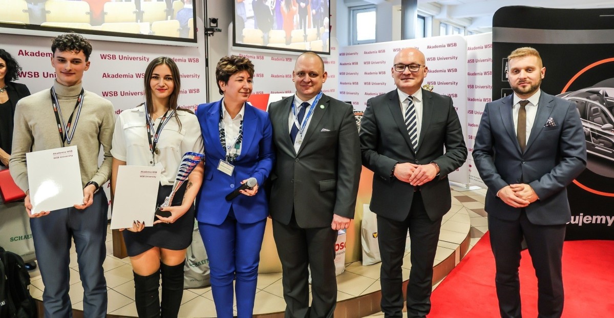 Uczniowie Samochodówki wraz z organizatorami konkursu podczas wręczenia nagród.