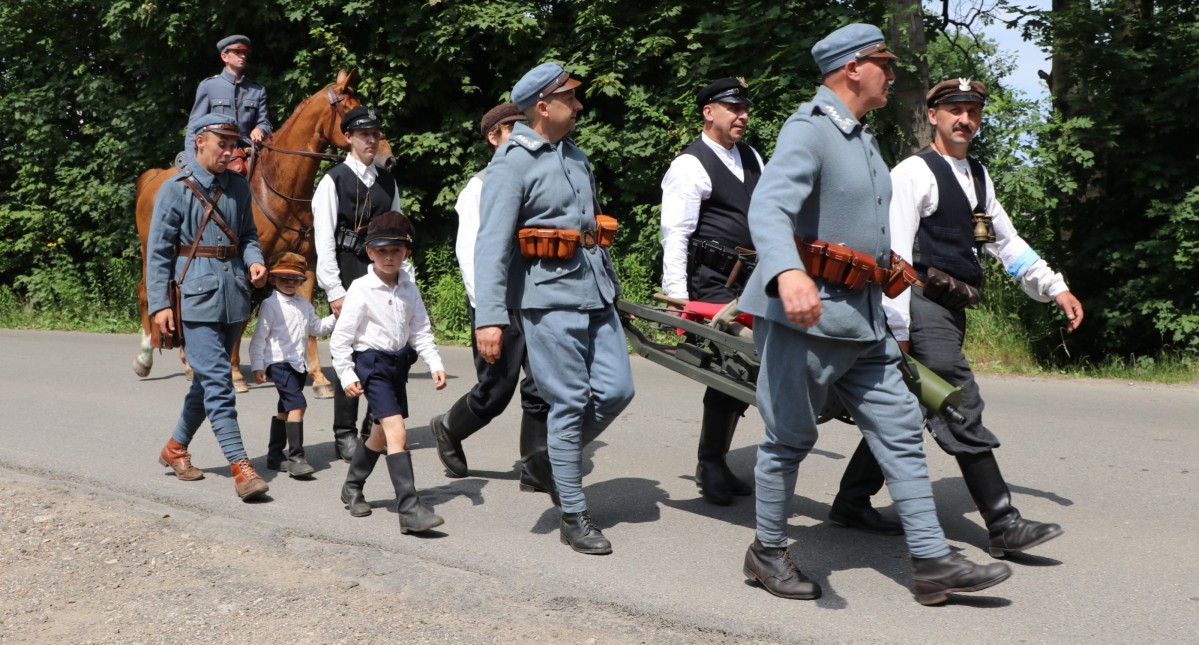 rekonstrukcja wkroczenia wosjka polskiego do Goczałkowic, powstańcy śląscy idą w pochodzie.