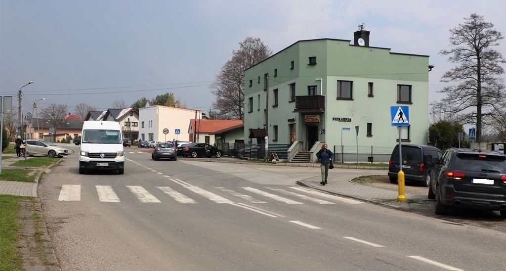 Skrzyżowanie u zbiegu ulic Katowickiej, Studzienickiej i Dworcowje w Piasku, które zostanie przebudowane na rondo.