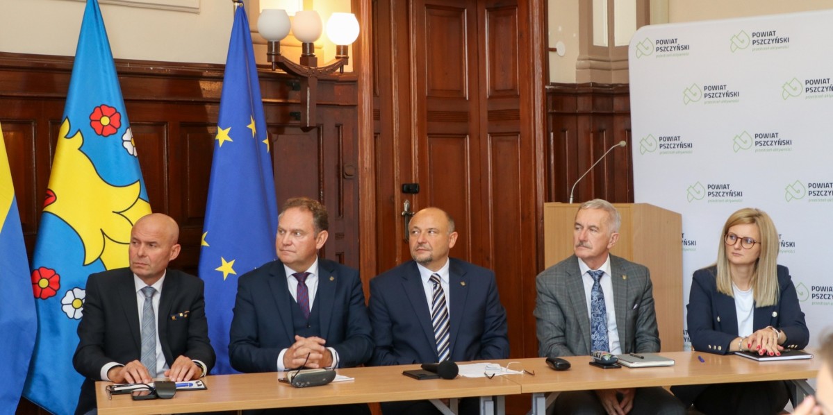 kierownictwo sztabu kryzysowego siedzi za stołem w sali sesyjnej starostwa