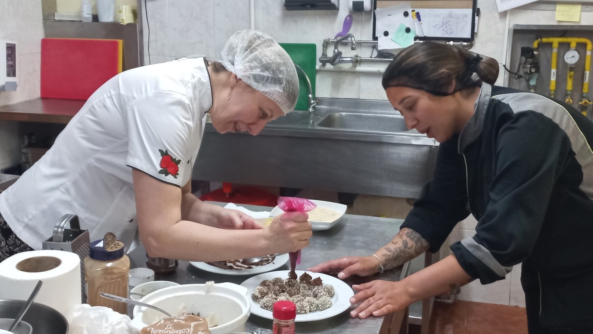 Nauczycielki podczas stażu w portugali, w pracowni cukierniczej przygotowują desery.