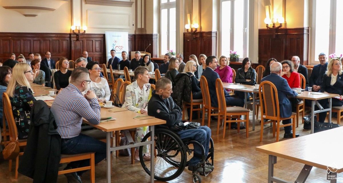 Uczestnicy forum siedzą na sali sesyjnej.