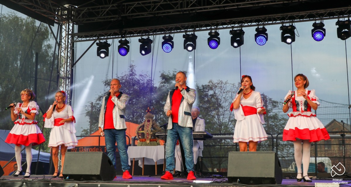Na scenie występuje zespół Happy Jędrowski show.