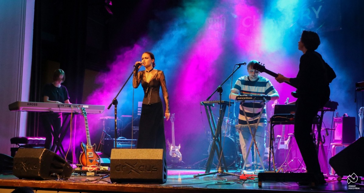Zwycięzca festiwalu podczas koncertu na scenie.