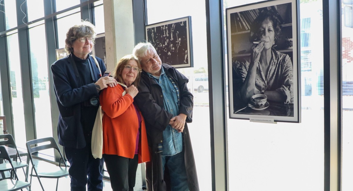 Joanna Helander, Bo Persson i odbiorca stoją przy zdjęciach fotografki w centrum przesiadkowym w Pszczynie