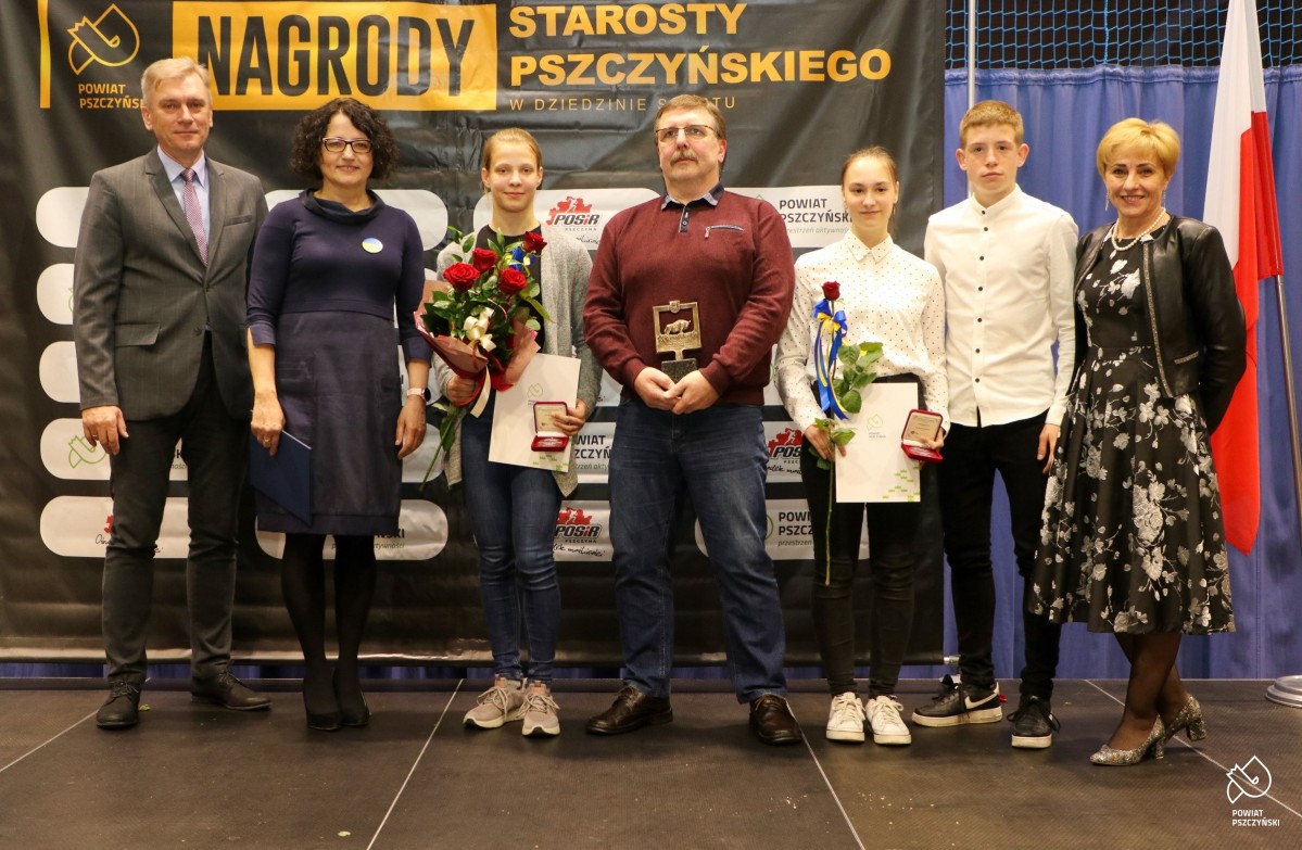 Starosta, wicestarosta, z-ca wójta gminy Miedźna, Ireneusz Mietliński, trener i jego zawodniczka Amelia Tomala.