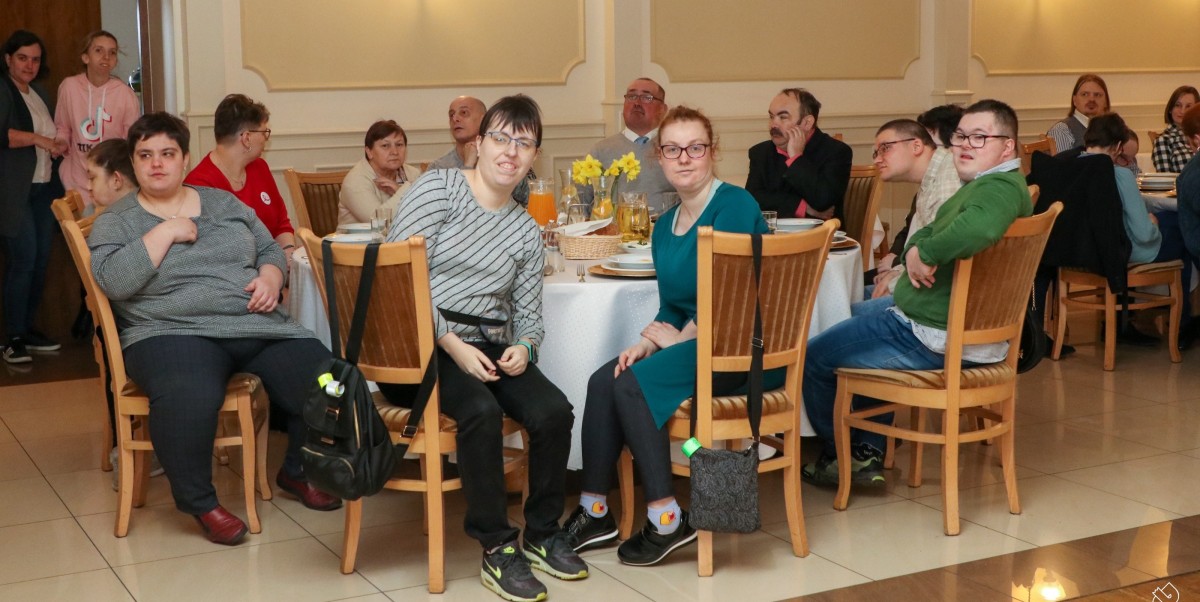 W restauracji za okrągłymi stołami siedzą podopieczni Ośrodka Matka Boża Różańcowa