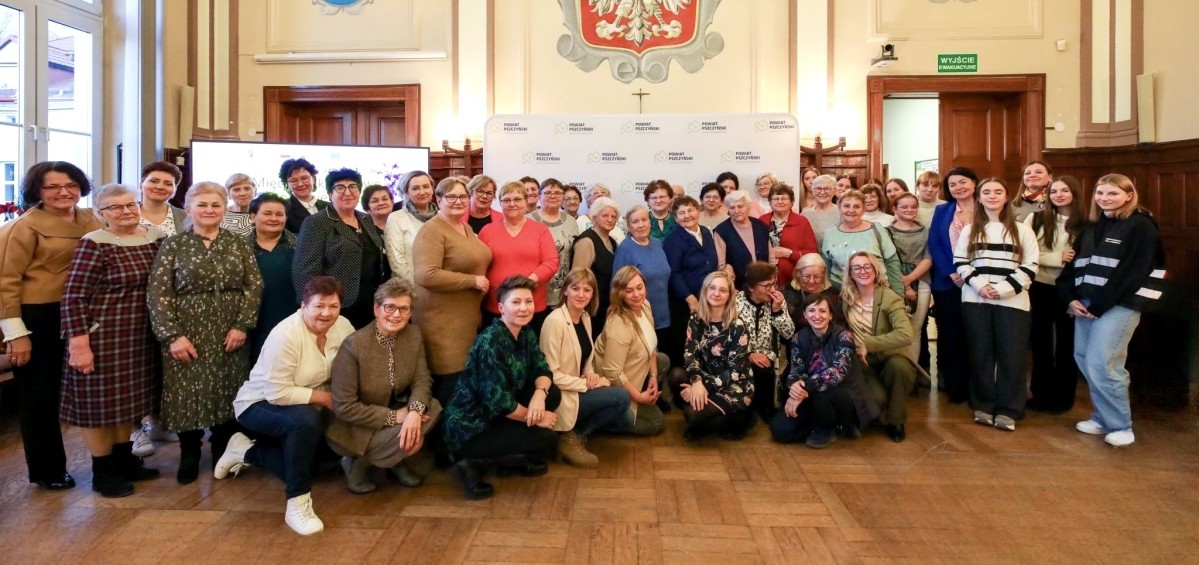 Grupa kobiet w różnym wieku, uczestniczek spotkania w sali sesyjnej starostwa