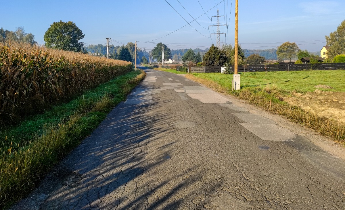 Popękany i dziurawy odcinek drogi powiatowej w Miedźnej