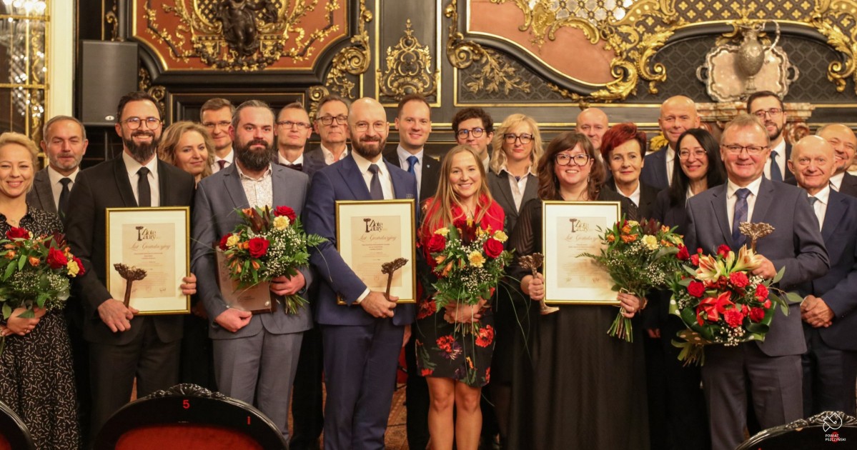 Wspólnie zdjęcie laureatów, samorządowców i kapituły w sali lustrzanej zamku
