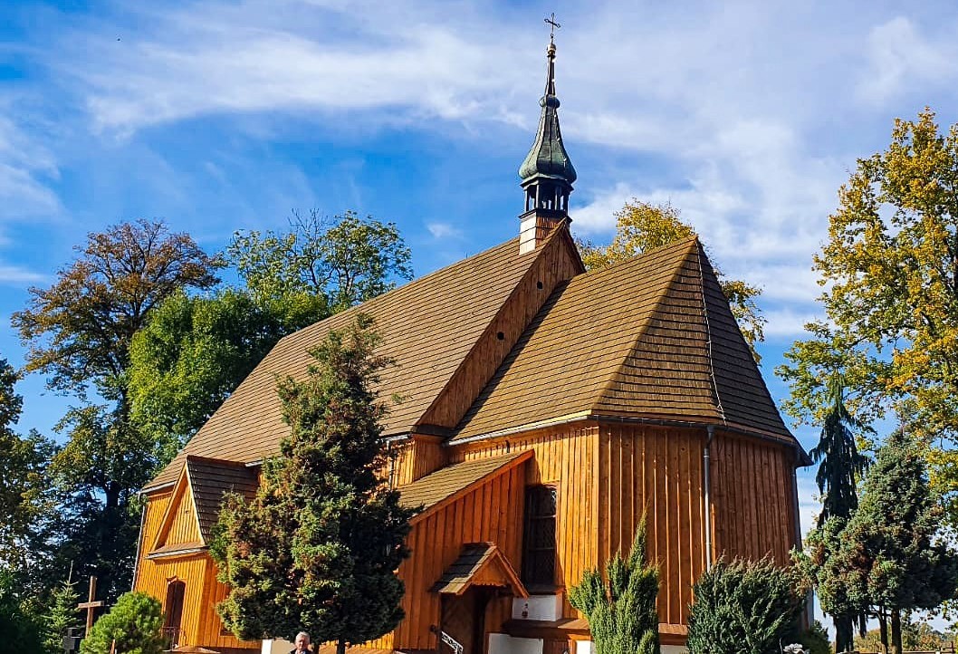 Drewniany kościół z odmalowanym dachem.