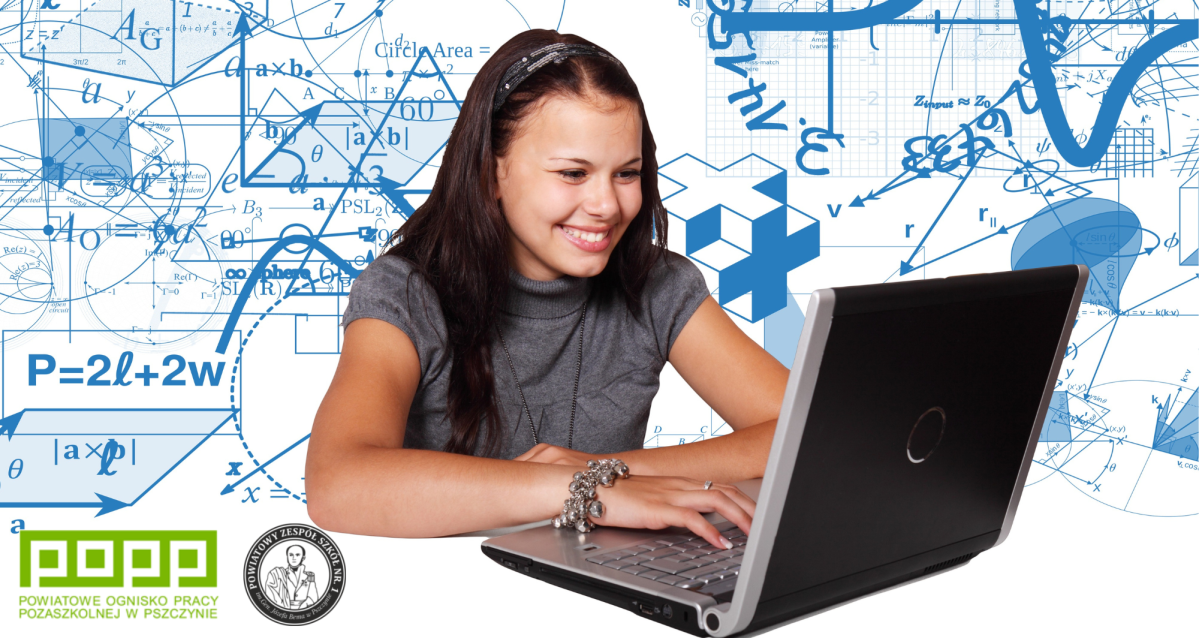 Dziewczyna siedzi przy laptopie, uśmiecha się. Za jej placami wzory matematyczne.
