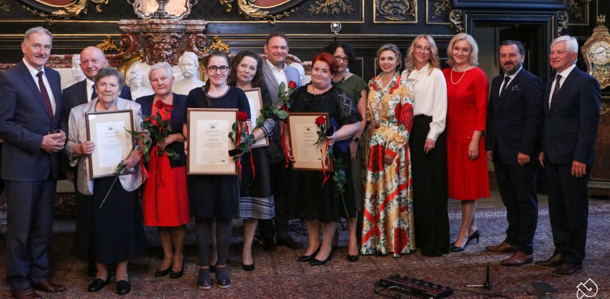 Wyróznione kobiety oraz kapituła i zarząd powiatu pszczyńskiego w pamiątkowym zdjęciu w pszczyńskim zamku.