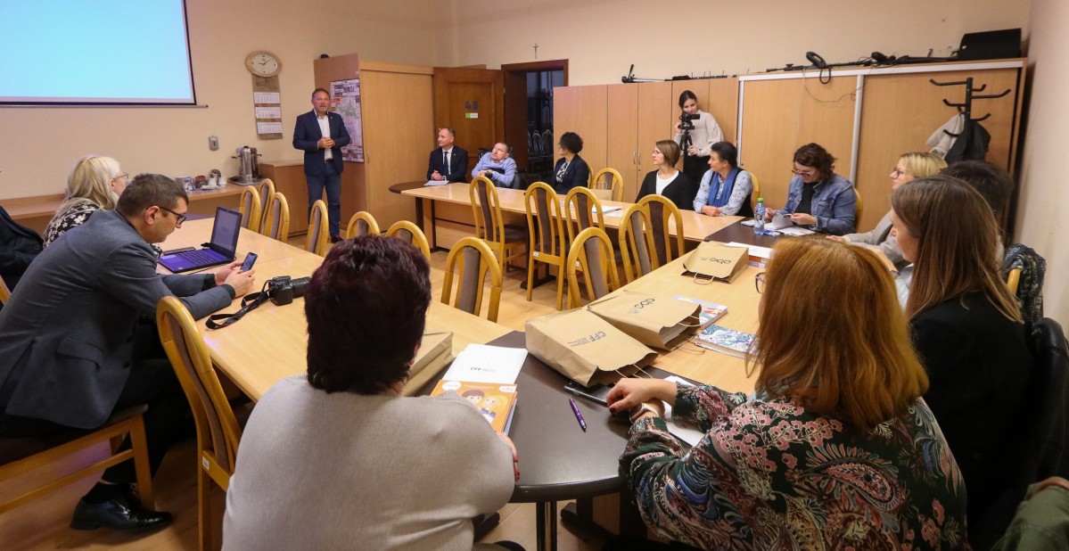 Spotkanie pedagogów w sali pszczyńksiego starostwa.