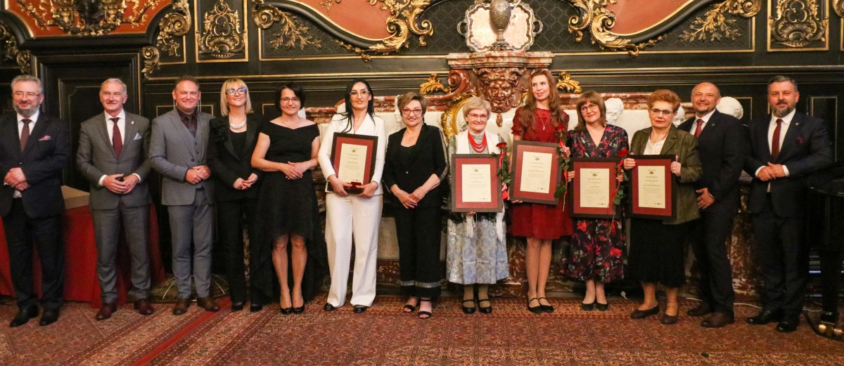 Wspólne zdjęcie laureatek i kapituły