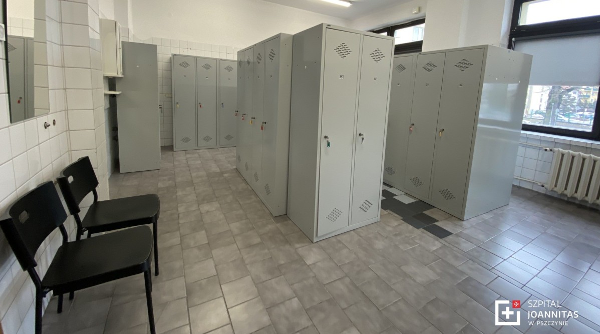 Wnętrze szatni oddziału chorób wenętrznych. W pomieszczeniu znajdują się szafki na ubrania
