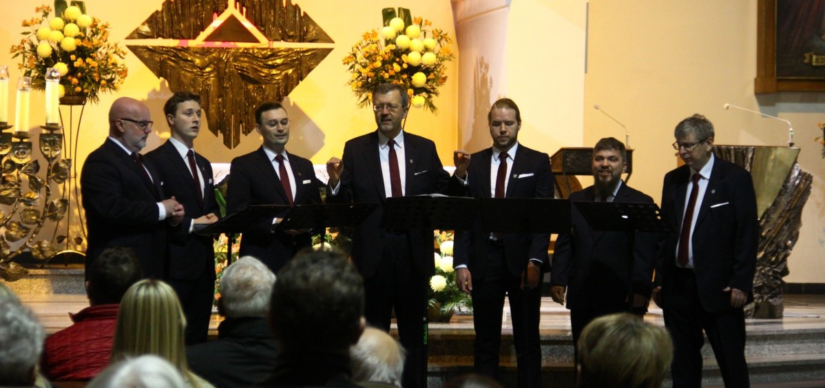 Męski zespół muzyki kameralnej podczas występu w pszczyńskim kościele.