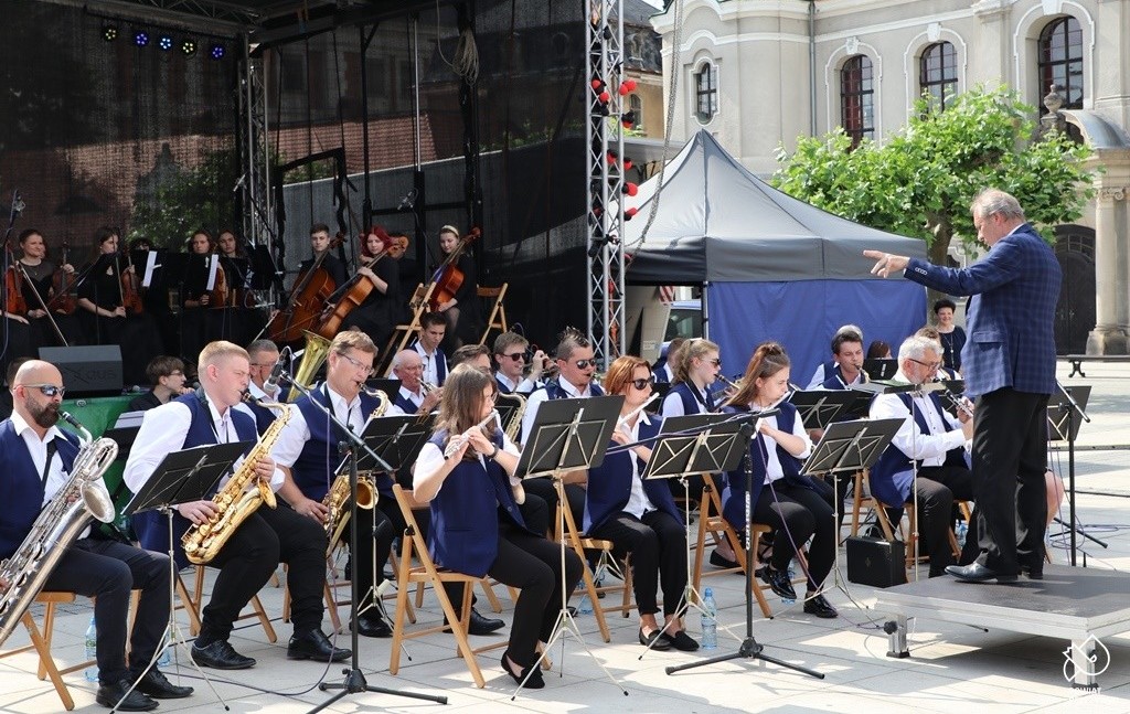 Orkiestra siedząca na scenie i pod sceną na pszczyńskim rynku.