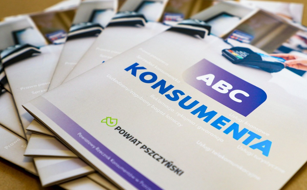 Na stole leży kilka ułożonych w wachlarz ulotek z napisem ABC Konsumenta