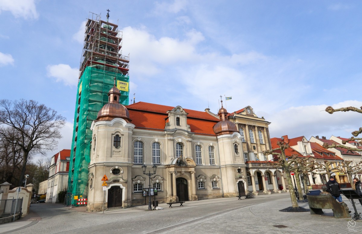 Budynek kościoła ewangelickiego w Pszczynie od strony rynku.