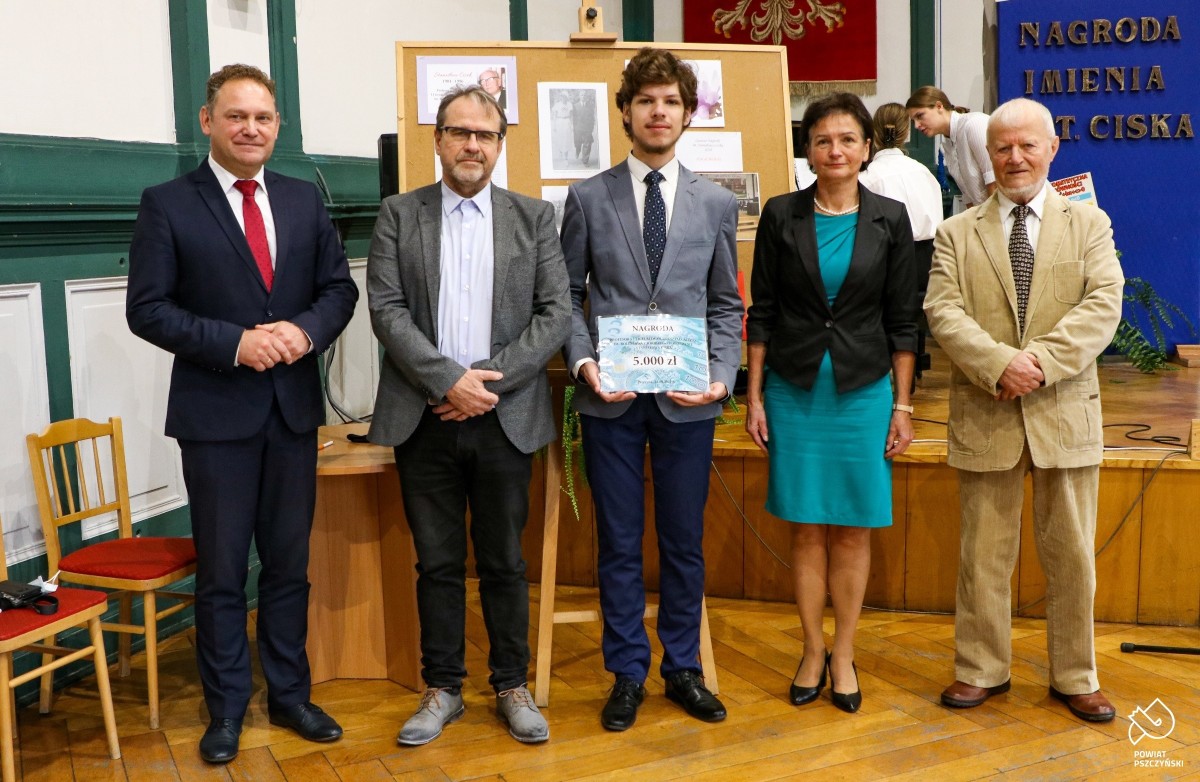 Laureat nagrody wraz z synem Stanisława Ciska, dyrektor "Chrobrego" oraz wicestarostą pszczyńskim w szkolnej auli.