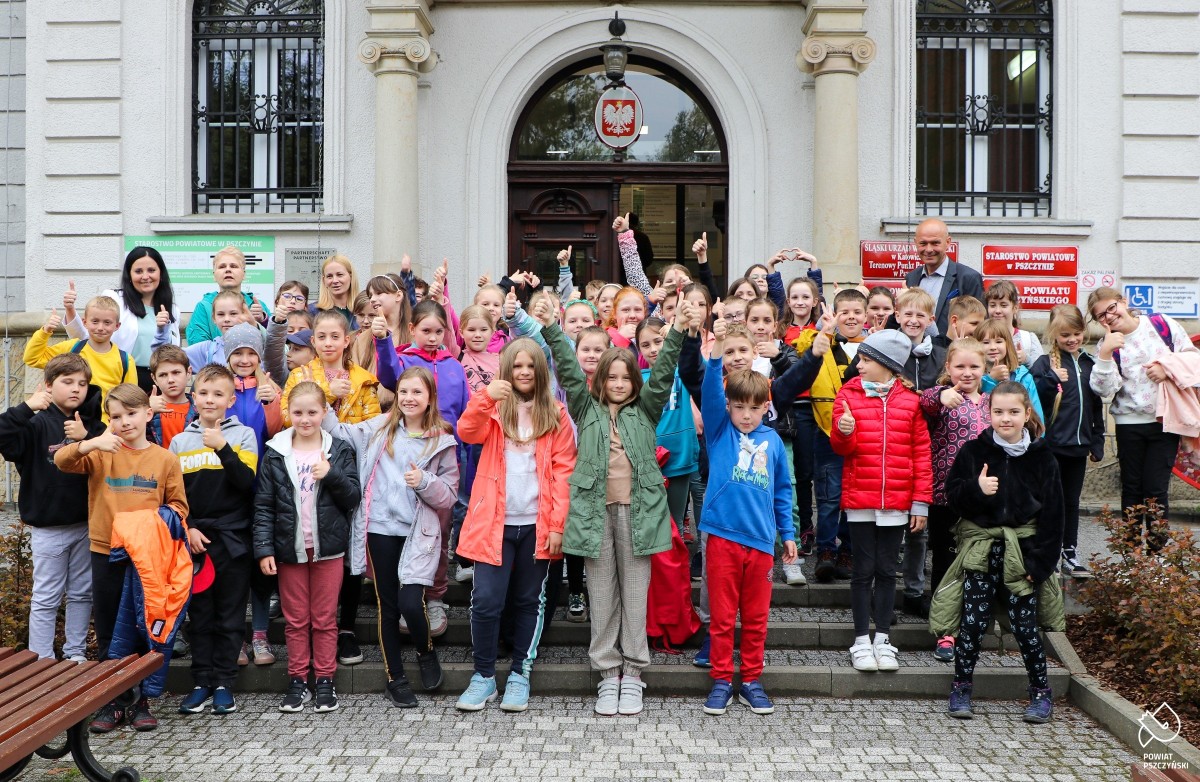 Uczniowie goczałkowickiej szkoły we wspólnym zdjęciu przed pszczyńskim starostwem.