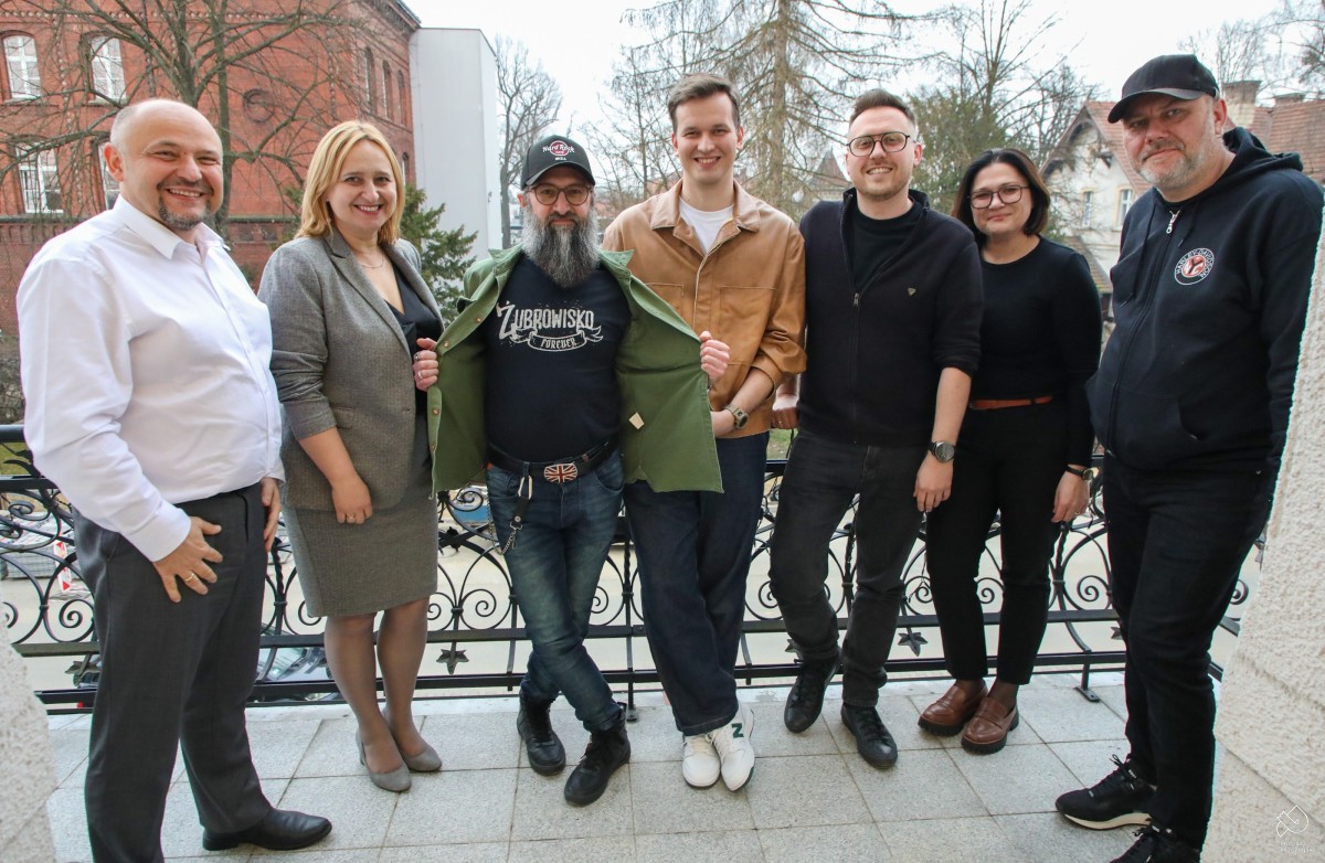 Jury żubrowiskowe z samorządowcami we wspólnym zdjęciu na balkonie starostwa.