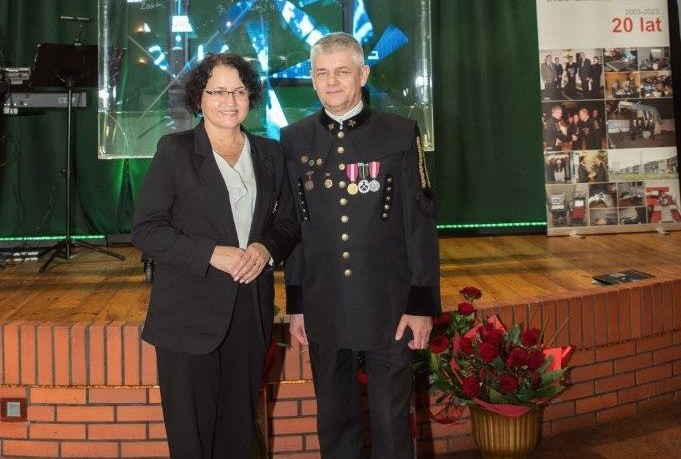 Starosta Barbara Bandoła gratuluje dyrektorowi Janowi Gilowi rozwoju zakładu