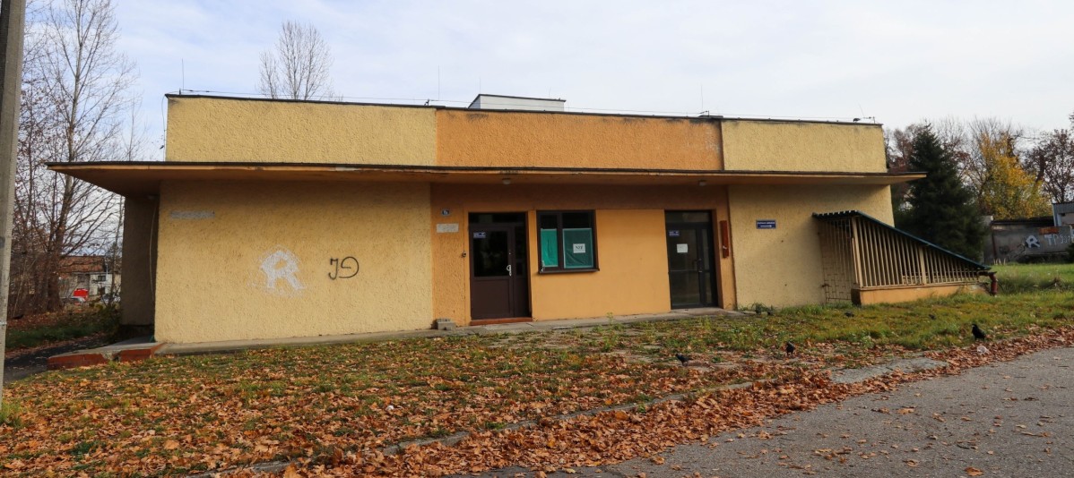 Działka i zlokalizowany na niej stary, parterowy budynek przy ul. Antesa