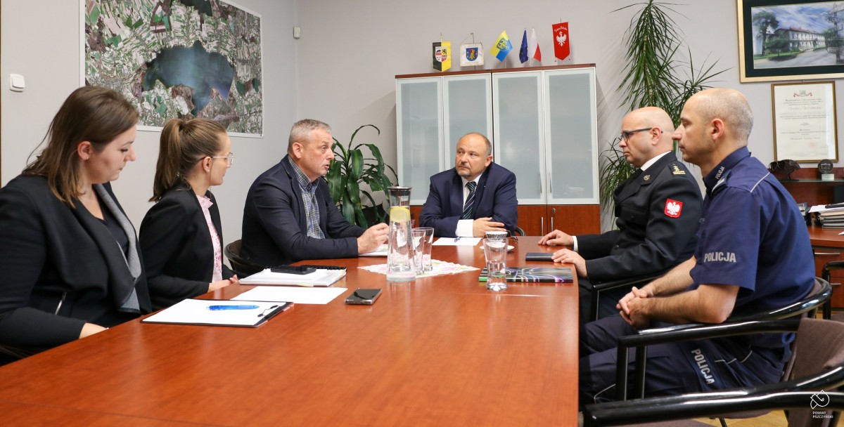 W gabinecie starosty za stołem siedzą uczestnicy spotkania