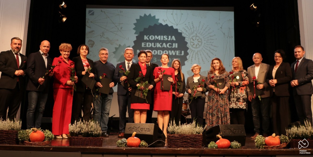Dyrektorzy na jednej scenie z włodarzami.