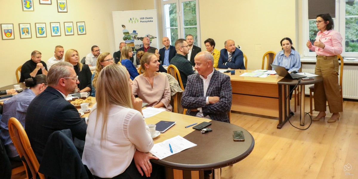 W starostwie przedstawiciel gmin siedzą w salce konferencyjnej