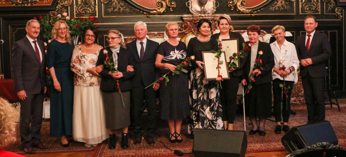 Laureatki wyróżnienia oraz władze powiatu w pamiątkowym zdjęciu w sali lustrzanej zamku.