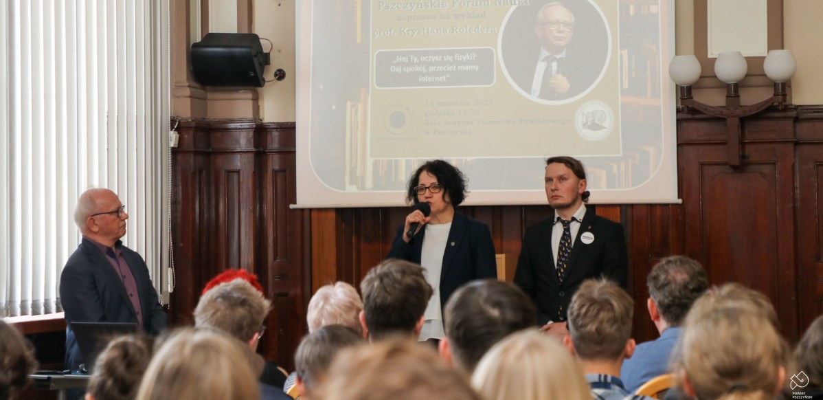 W sali sesyjnej starostwa trwa wykład. Przemawia starosta, obok niej stoi Mirosław Kozik i prof. Roleder